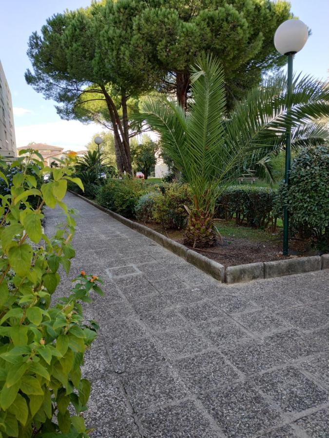 Charmant Appartement A 350M De La Plage Et Du Port Fréjus Dış mekan fotoğraf